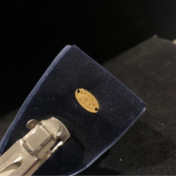 Chanel Velvet Ribbon Bow Hair Clip Featuring Gold Tone CC Logo - Picture 3 of 5